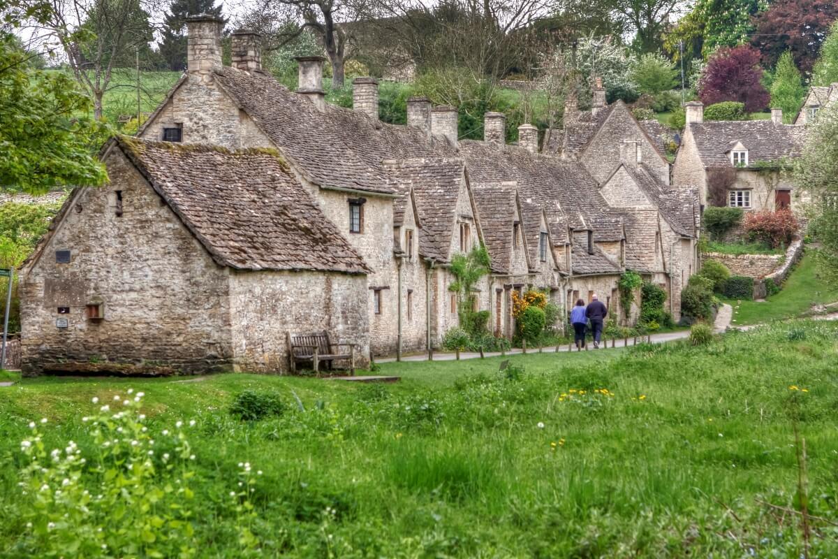 Walk through the beautiful roads in Cotswolds