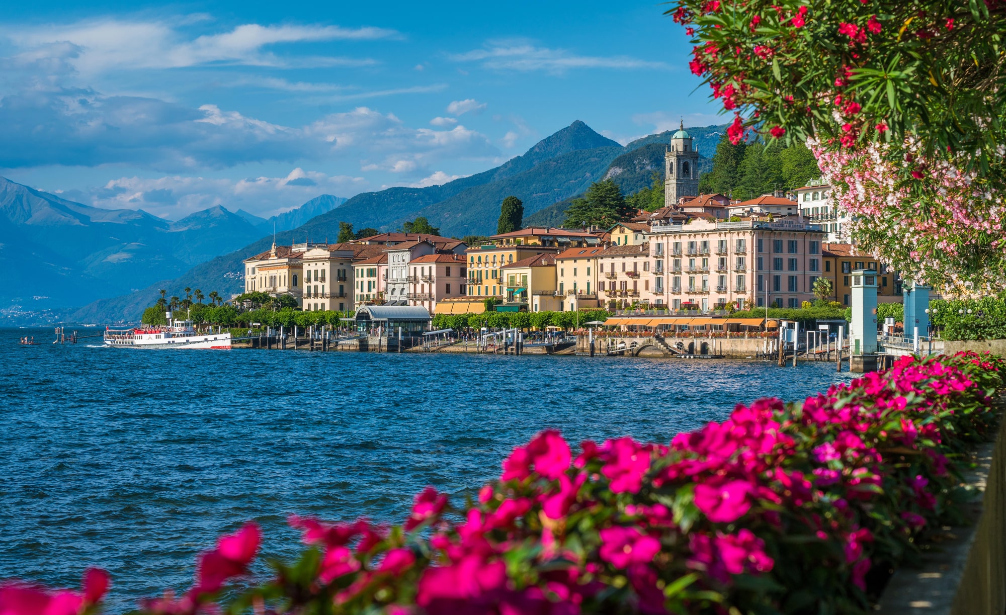 Spend time aroud Lake como with your partner